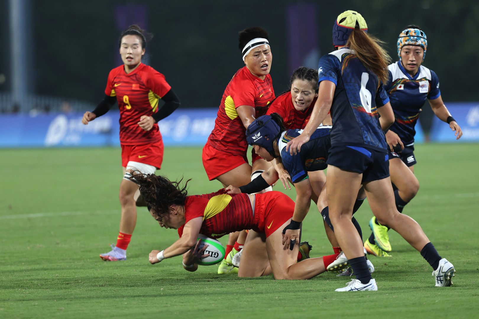 中国女子橄榄球队在决赛中对阵日本 中国女子橄榄球队在决赛中对阵日本
