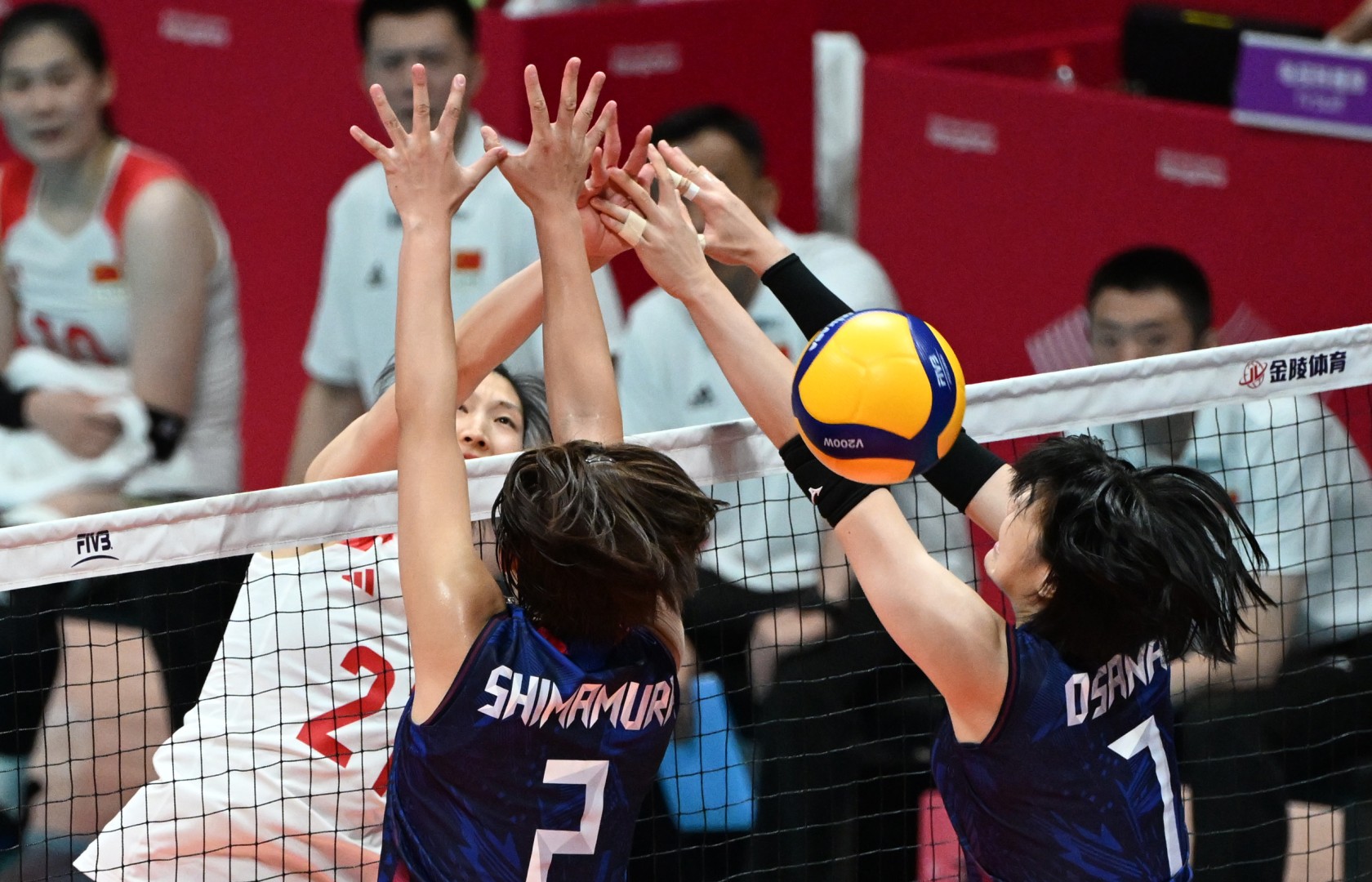 女排决赛中,江苏小将吴梦洁在比赛中扣球 女排决赛中,江苏小将吴梦洁在比赛中扣球