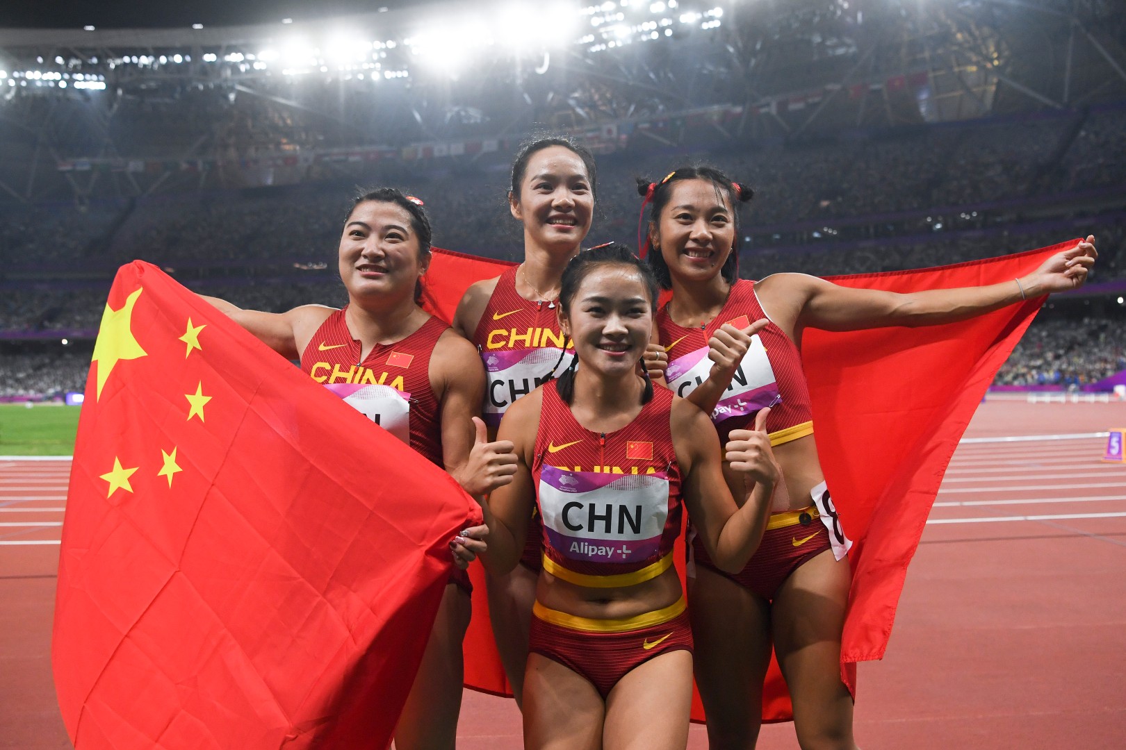 中国队获得女子4×100米接力冠军,左一为江苏运动员袁琦琦 中国队获得女子4×100米接力冠军,左一为江苏运动员袁琦琦