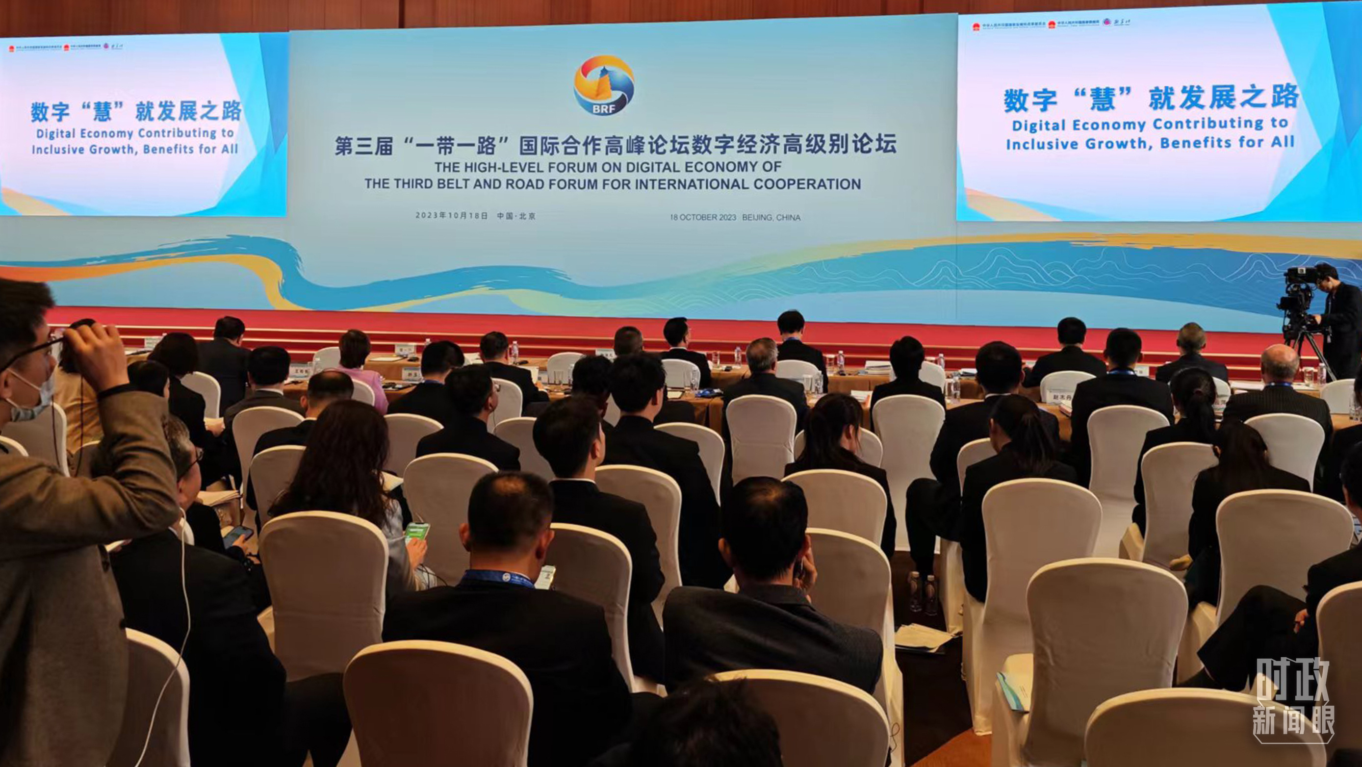 ��18�����磬���־��ø߼�����̳�ٰ죬Լ500�����������ϯ��������ͼ��