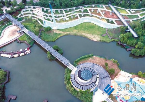 江苏省首个“零碳公园”——扬中滨江公园,内有各种太阳能“光伏+储能”装置 宋伟 摄
