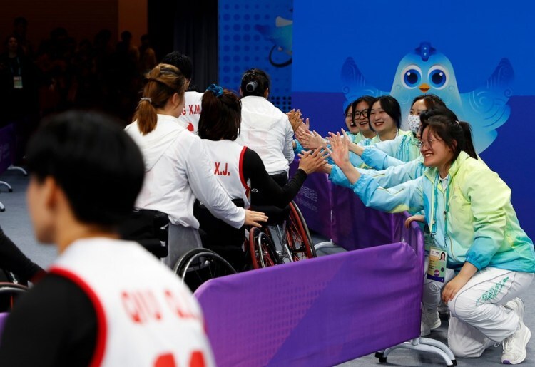 Volunteers clap hands with players after the women's gold medal match of the wheelchair basketball between China and Japan at the 4th Asian Para Games in Hangzhou, east China's Zhejiang Province, Oct. 26, 2023. (Xinhua/Yang Zhisen)