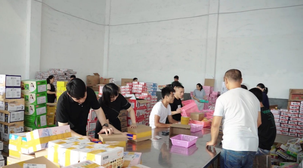 闫家润夫妇和村民一起打包货品