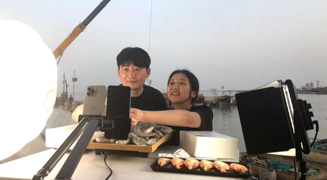 闫家润夫妇一起在海边直播