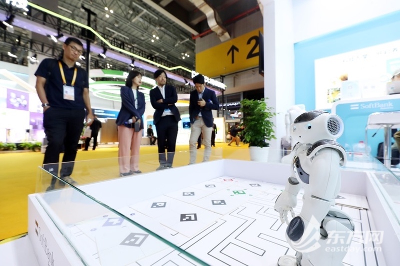 软银机器人在进博会现场展示包括智能人形机器人Pepper、智能双足人形机器人NAO、智慧清洁机器人Whiz在内的多款机器人产品。