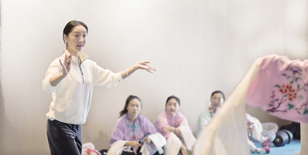　　昆曲演员由腾腾为“天下第一团”演员现场教学。　　(本版图片由昆山市文体广电和旅游局提供)