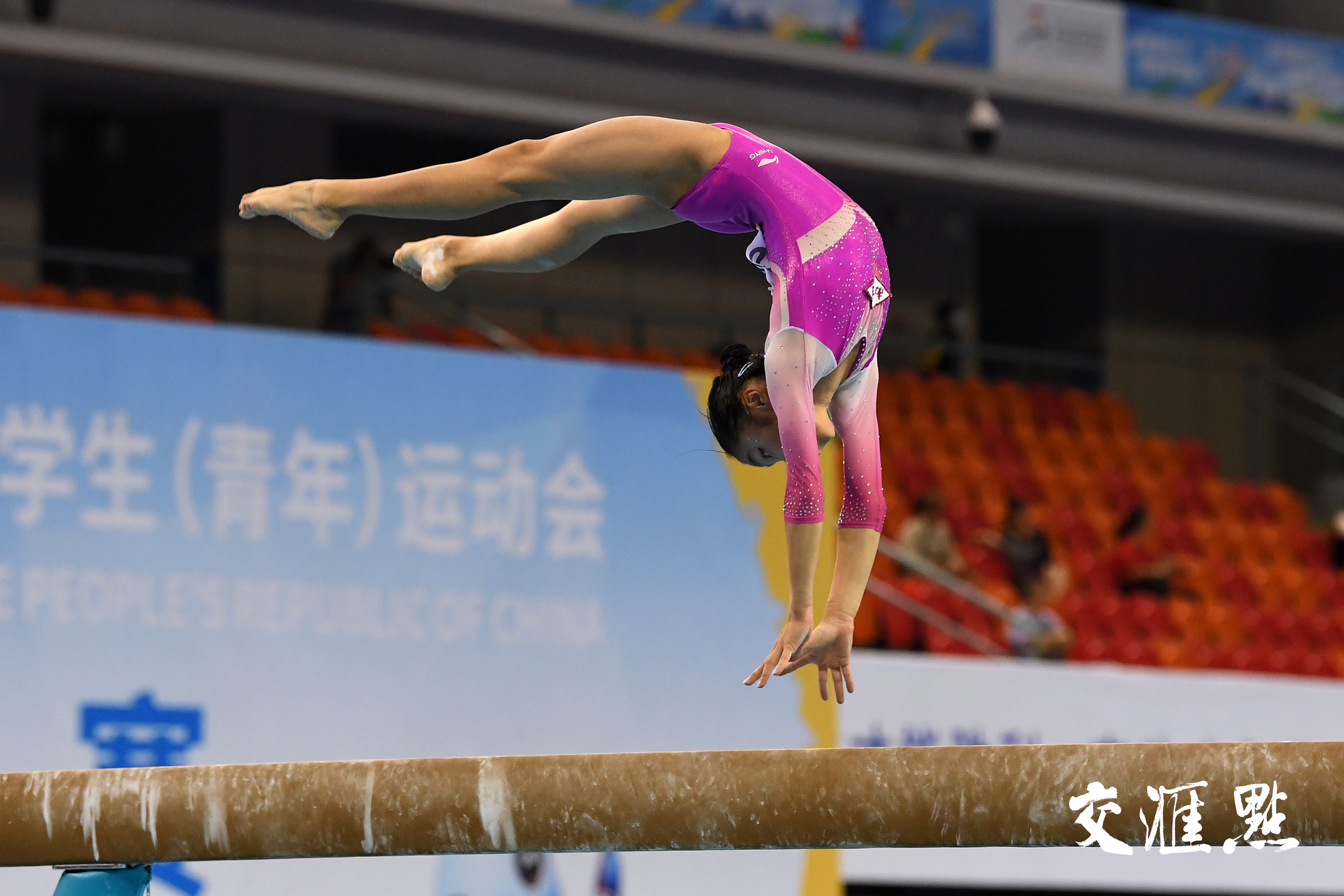 其中甲组为13-14岁运动员比赛，乙组为11-12岁运动员比赛。江苏小花在两个组的决赛中均发挥稳定，顺利完赛。