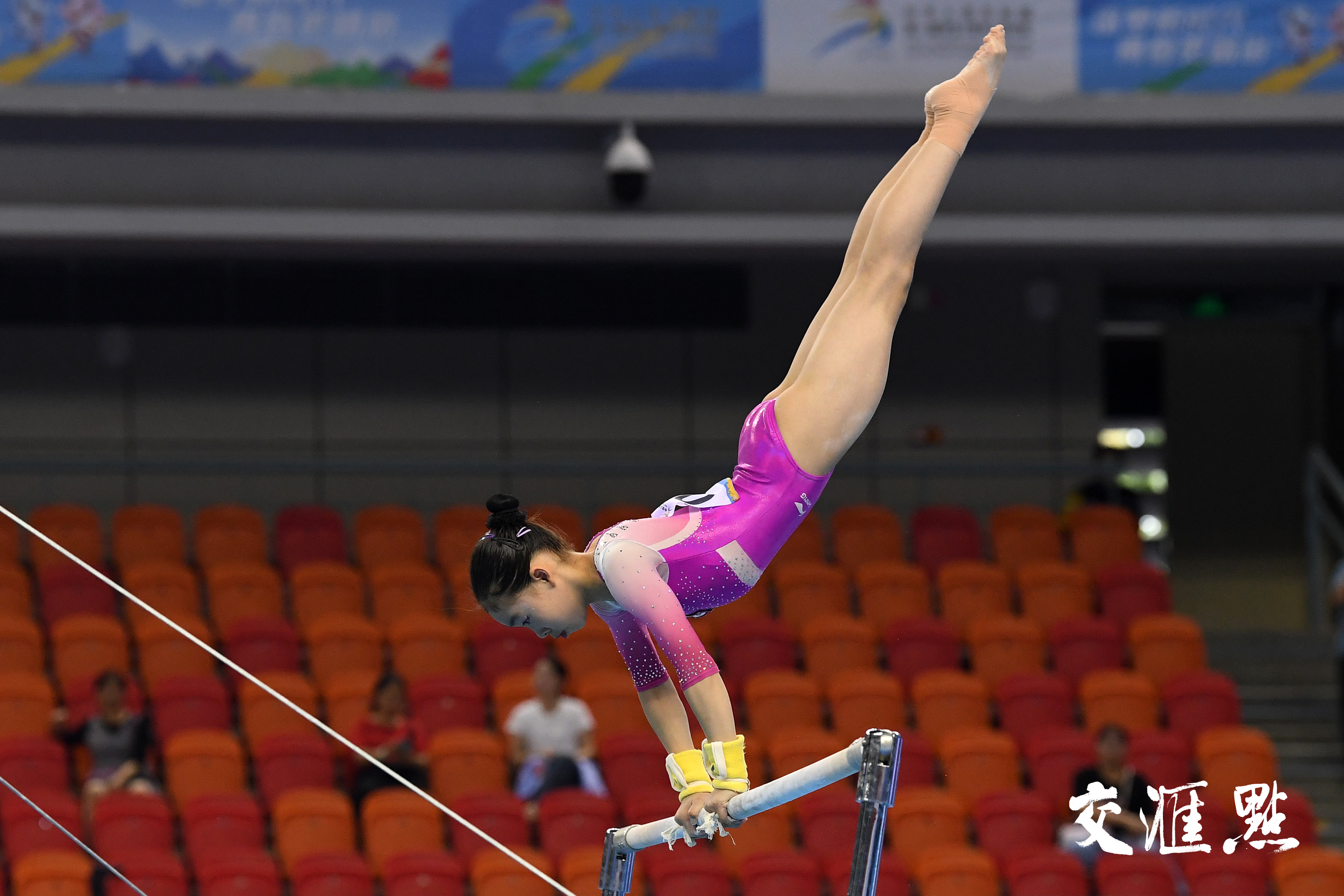 体操女子团体比赛包含平衡木、鞍马、跳马和高低杠四个项目，每个项目个队派4位选手上场。