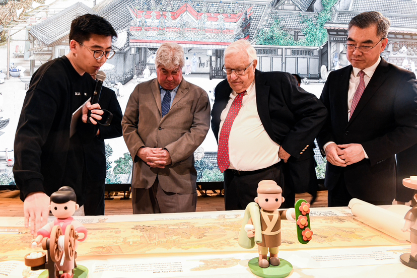 来宾参观“园见南京”文化主题艺术展。