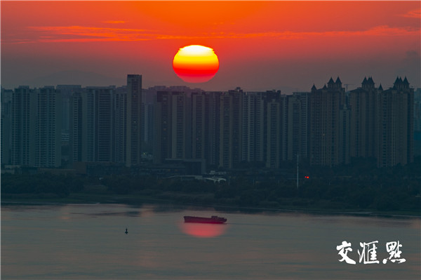 2023年11月13日傍晚，变幻莫测的晚霞，给城市建筑和长江中船只戴上了红色的“帽子”，将初冬的南京装点得分外美丽。新华日报·交汇点记者 吴俊 摄