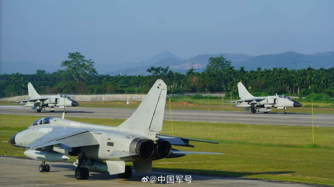 近日，南部战区空军航空兵某旅组织实兵对抗训练，通过在低气象、超低空等复杂条件下的目标搜索识别、精确对地打击等课目演练，全方位提升全时全域全气象条件下作战能力。