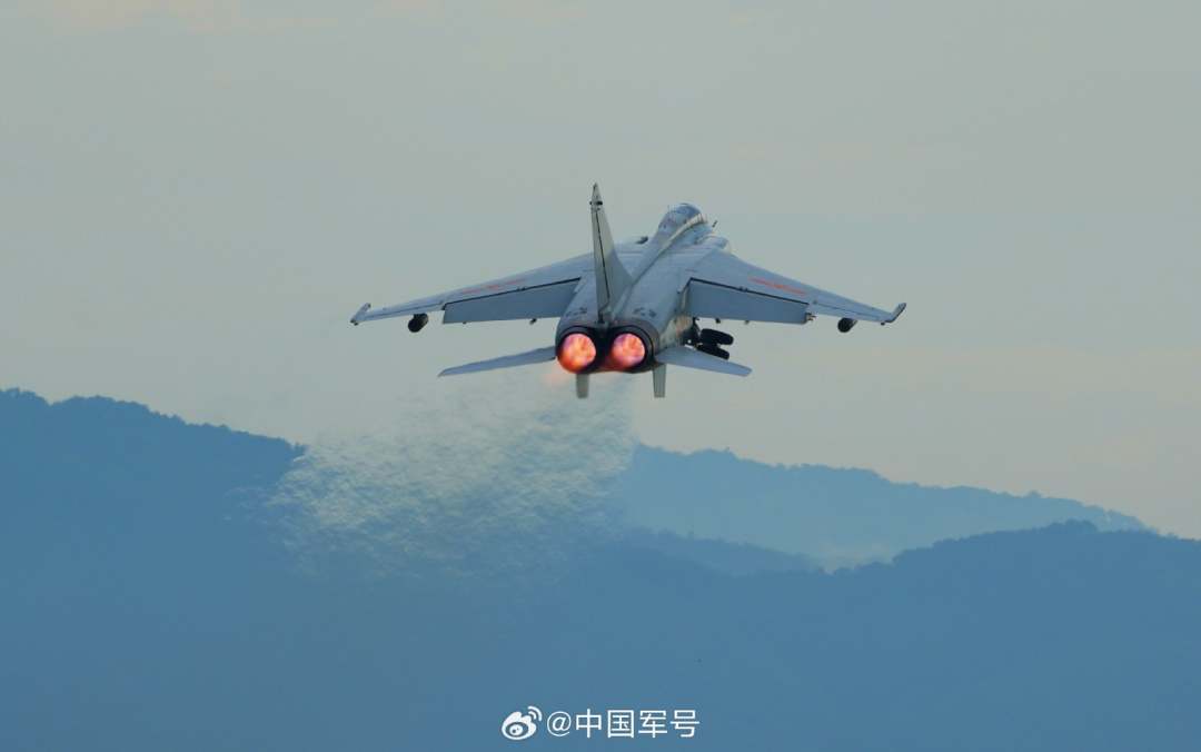 近日，南部战区空军航空兵某旅组织实兵对抗训练，通过在低气象、超低空等复杂条件下的目标搜索识别、精确对地打击等课目演练，全方位提升全时全域全气象条件下作战能力。