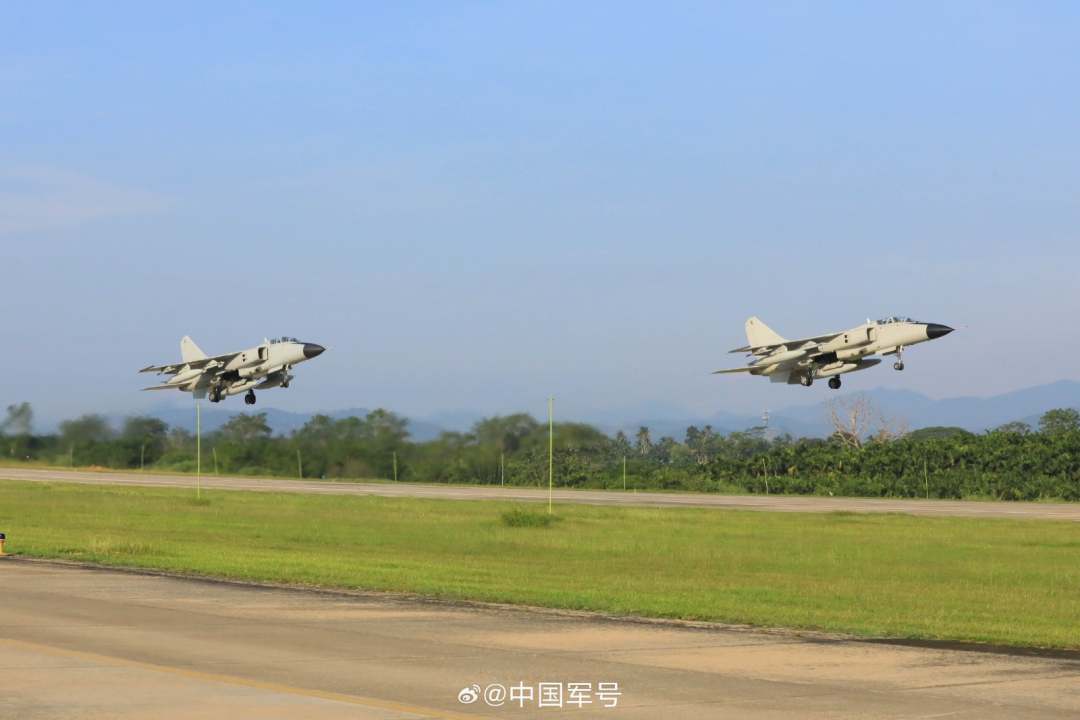 近日,南部战区空军航空兵某旅组织实兵对抗训练,通过在低气象,超低空