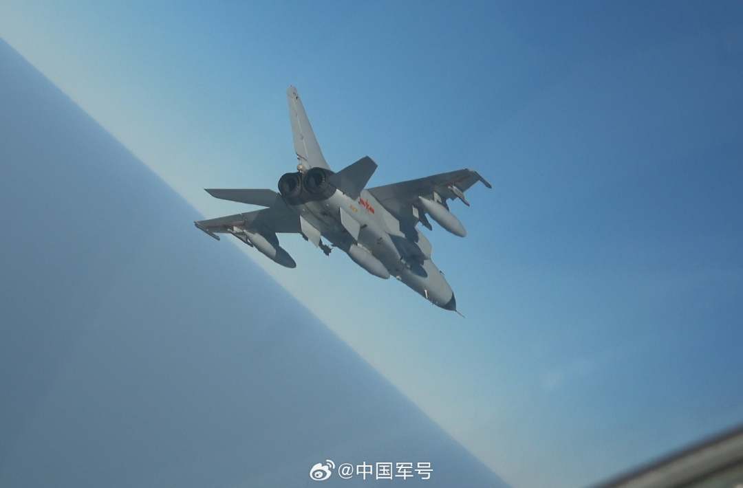 近日，南部战区空军航空兵某旅组织实兵对抗训练，通过在低气象、超低空等复杂条件下的目标搜索识别、精确对地打击等课目演练，全方位提升全时全域全气象条件下作战能力。