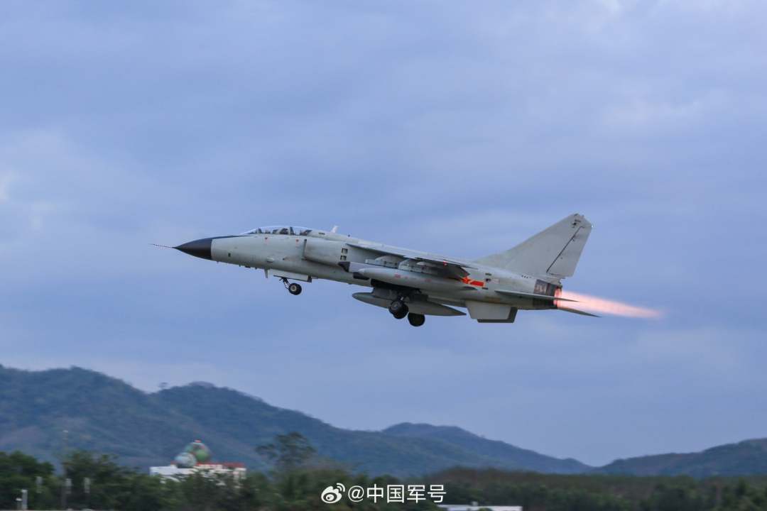 近日，南部战区空军航空兵某旅组织实兵对抗训练，通过在低气象、超低空等复杂条件下的目标搜索识别、精确对地打击等课目演练，全方位提升全时全域全气象条件下作战能力。