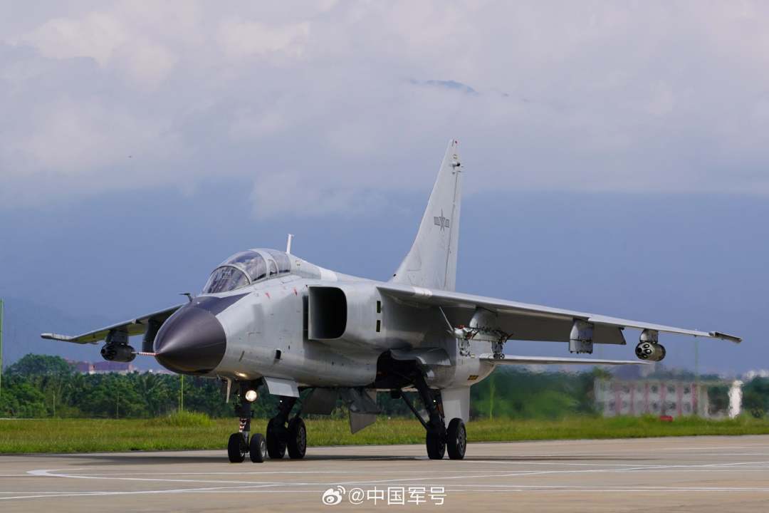 近日，南部战区空军航空兵某旅组织实兵对抗训练，通过在低气象、超低空等复杂条件下的目标搜索识别、精确对地打击等课目演练，全方位提升全时全域全气象条件下作战能力。