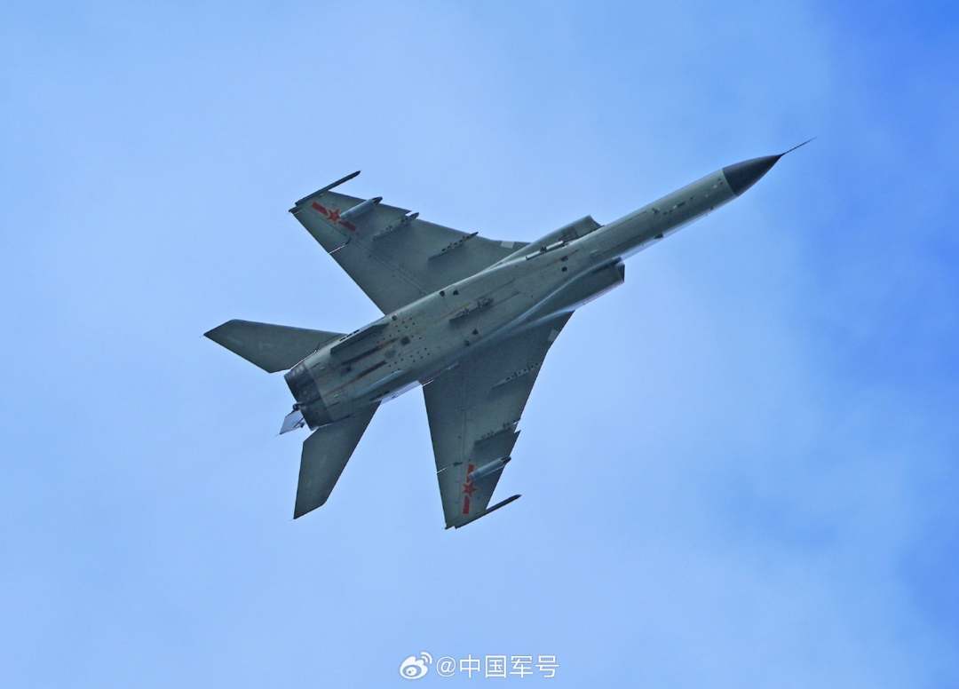 近日，南部战区空军航空兵某旅组织实兵对抗训练，通过在低气象、超低空等复杂条件下的目标搜索识别、精确对地打击等课目演练，全方位提升全时全域全气象条件下作战能力。（来源：中国军号微博）