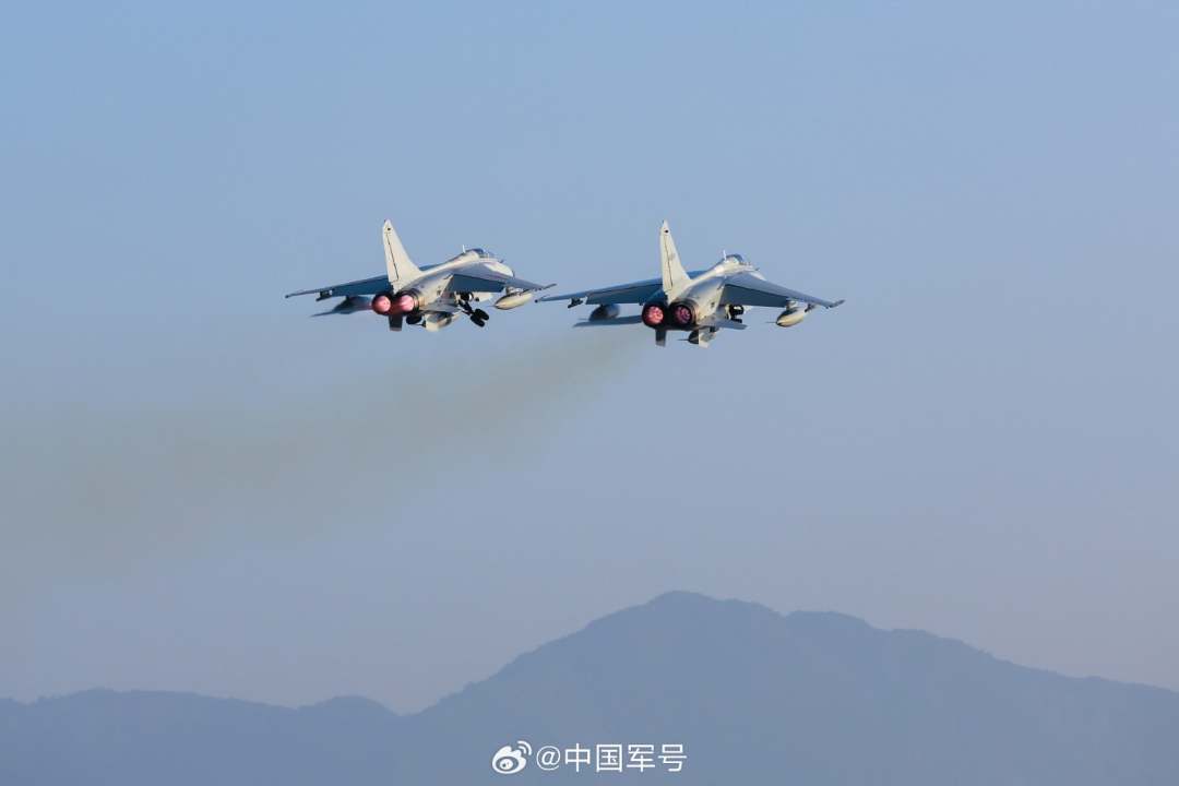 近日，南部战区空军航空兵某旅组织实兵对抗训练，通过在低气象、超低空等复杂条件下的目标搜索识别、精确对地打击等课目演练，全方位提升全时全域全气象条件下作战能力。