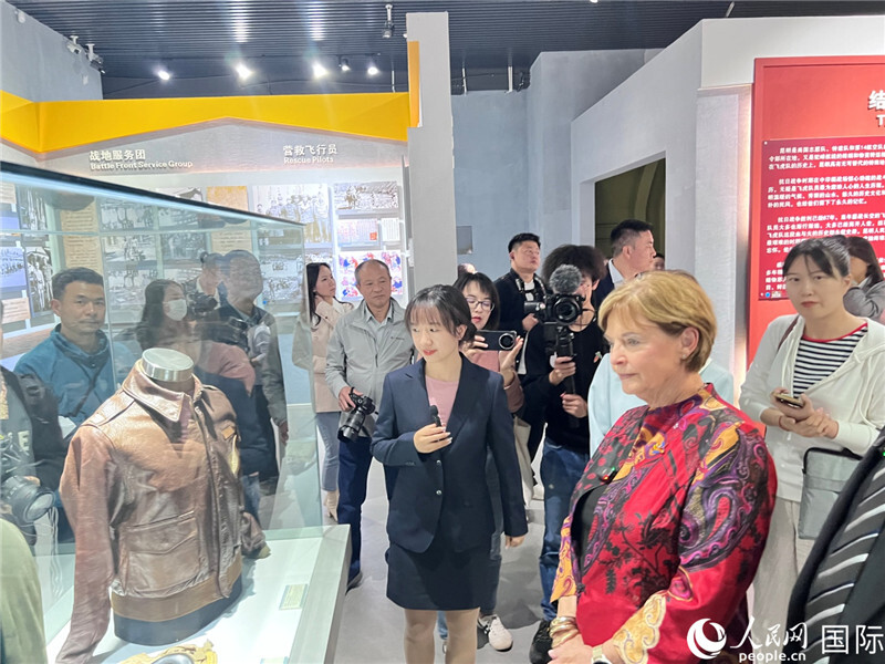 飞虎队指挥官陈纳德将军外孙女嘉兰惠(右)在参观昆明市博物馆展示的文物。人民网 赵瞳摄