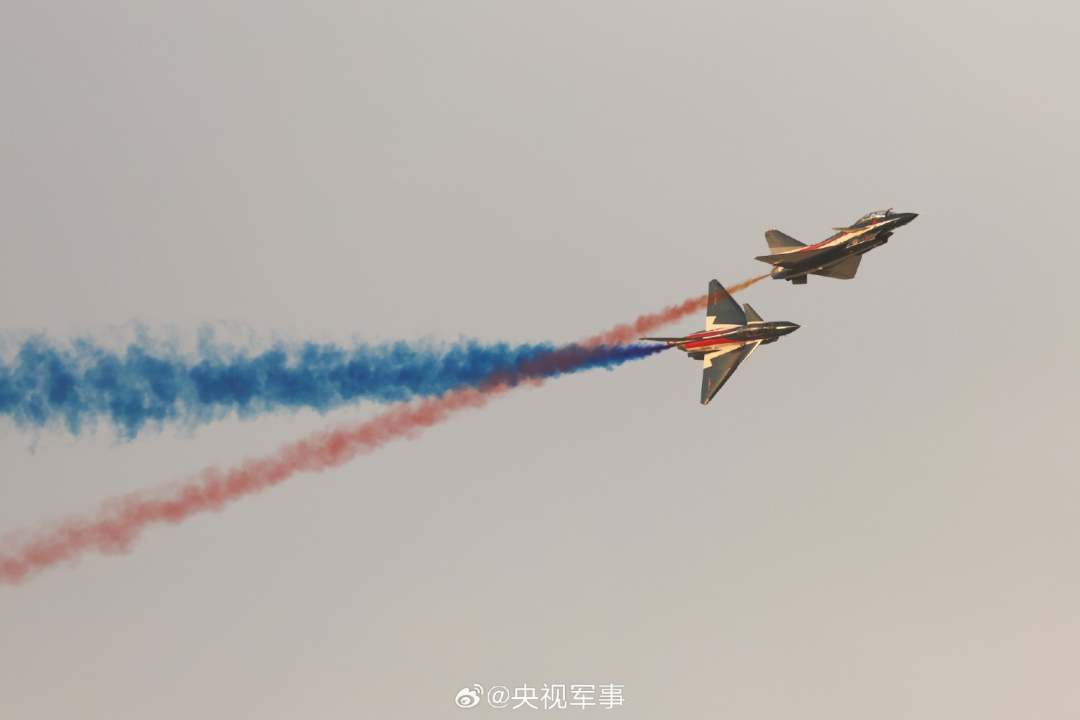 11月13日，第18届迪拜航展开幕，中国空军八一表演队时隔6年再次惊艳亮相！当战鹰与霞光同框，多彩航迹绘就出绝美画卷。看，“空中芭蕾”来了，高清大图，果断收藏！（央视军事微博）