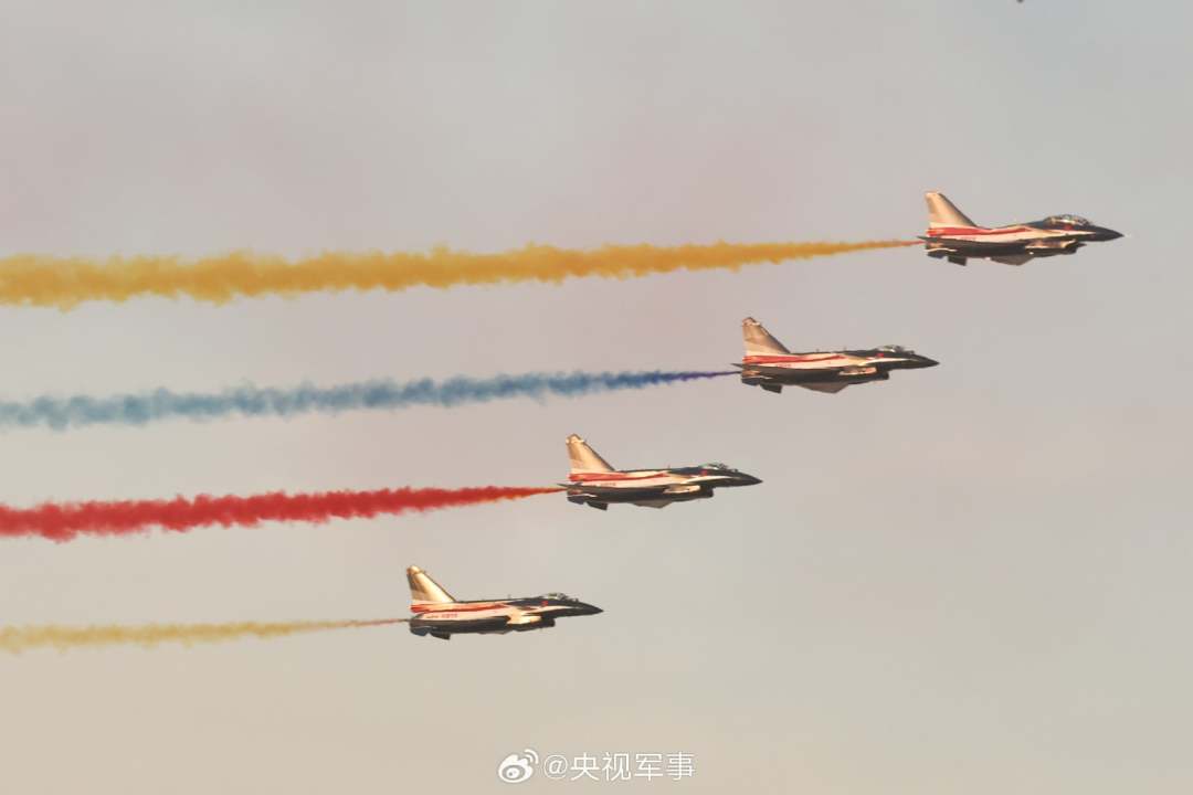 11月13日，第18届迪拜航展开幕，中国空军八一表演队时隔6年再次惊艳亮相！当战鹰与霞光同框，多彩航迹绘就出绝美画卷。看，“空中芭蕾”来了，高清大图，果断收藏！（央视军事微博）