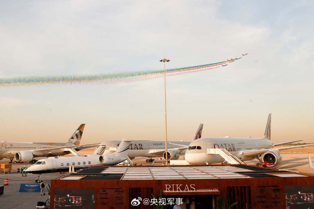 11月13日，第18届迪拜航展开幕，中国空军八一表演队时隔6年再次惊艳亮相！当战鹰与霞光同框，多彩航迹绘就出绝美画卷。看，“空中芭蕾”来了，高清大图，果断收藏！（央视军事微博）