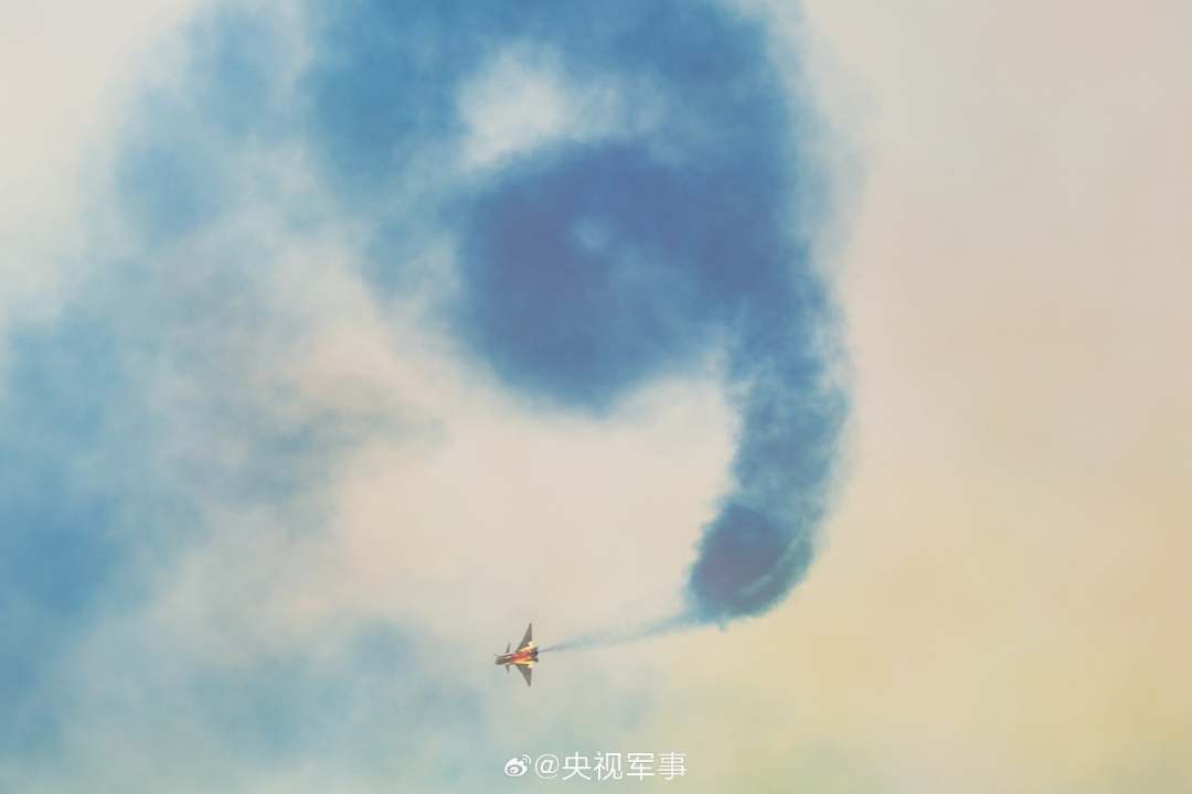11月13日，第18届迪拜航展开幕，中国空军八一表演队时隔6年再次惊艳亮相！当战鹰与霞光同框，多彩航迹绘就出绝美画卷。看，“空中芭蕾”来了，高清大图，果断收藏！（央视军事微博）