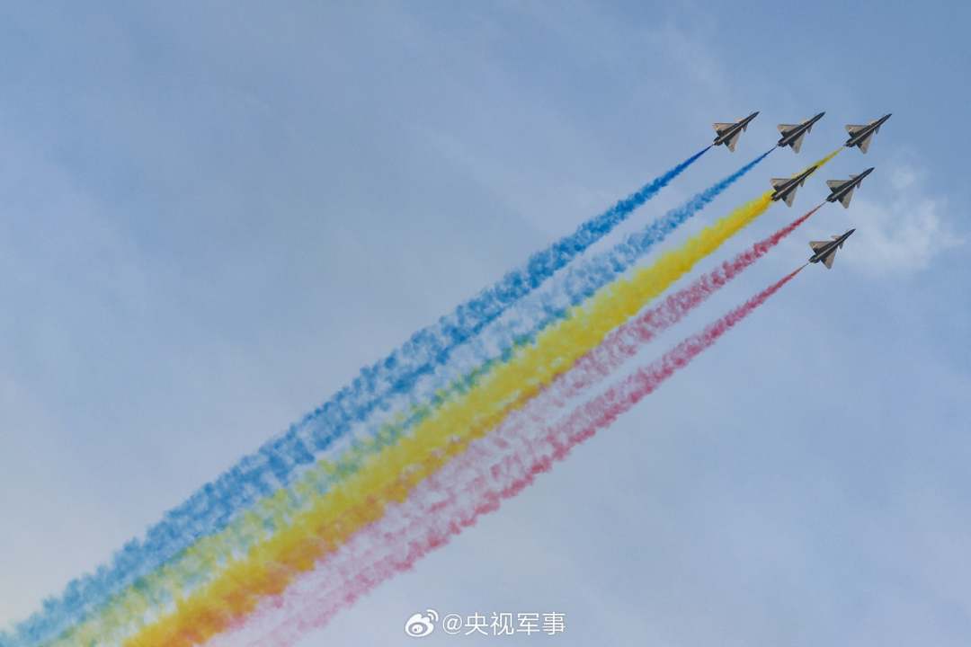 11月13日，第18届迪拜航展开幕，中国空军八一表演队时隔6年再次惊艳亮相！当战鹰与霞光同框，多彩航迹绘就出绝美画卷。看，“空中芭蕾”来了，高清大图，果断收藏！（央视军事微博）