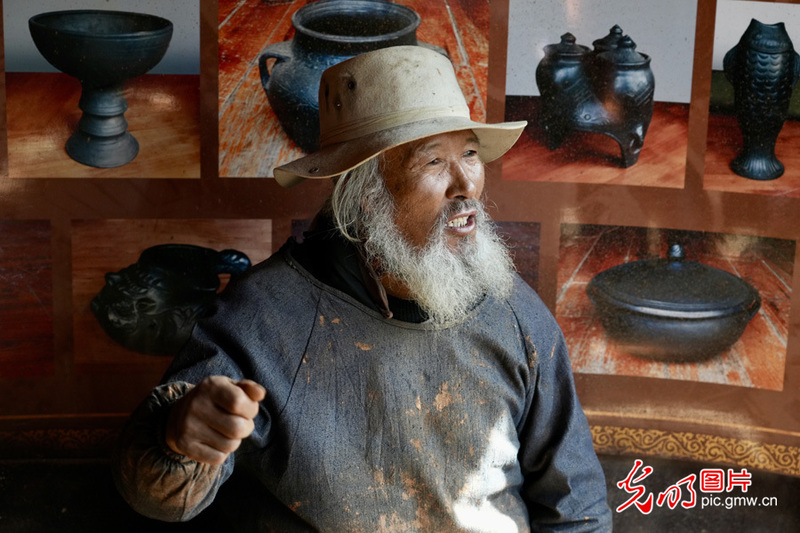 【世界的香格里拉】藏族黑陶烧制技艺:古老文化的传承与焕新 【世界的香格里拉】藏族黑陶烧制技艺:古老文化的传承与焕新
