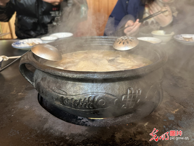 【世界的香格里拉】藏族黑陶烧制技艺:古老文化的传承与焕新 【世界的香格里拉】藏族黑陶烧制技艺:古老文化的传承与焕新