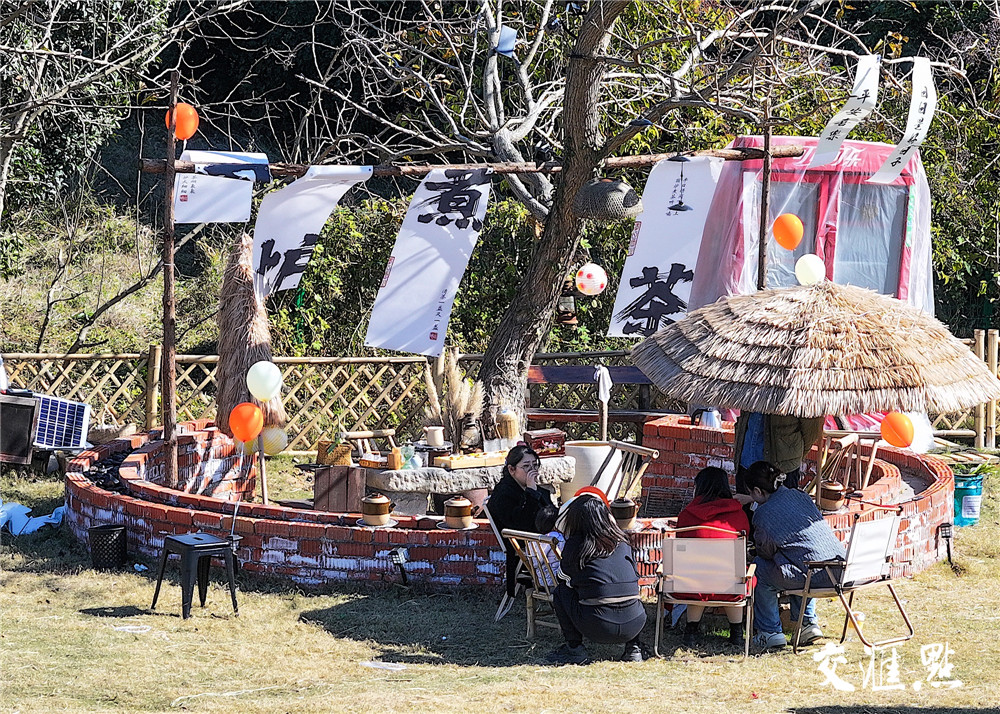 2023年11月18日，南京市江宁区淳化云上田园综合体举办了一场精彩纷呈的晒秋节活动，现场不仅有丰富的晒秋场景布置，同时还融入了围炉煮茶、田园美食制作等环节，吸引了不少游客慕名前来，共享秋天的收获和喜悦。此次晒秋节将农事活动与淳化田园风景相结合进行场景搭建，让游客可以欣赏到各式各样的丰收场景和享受稻田风光，感受浓厚的乡村气息。“晒秋”是一种典型的传统农俗，将成熟的农作物、蔬菜以及果实进行晾晒，一来庆祝一年的丰收，二来将农作物晒干便于贮藏。到了现代，晒秋成了一种具有地域特色的生活方式和场景，并衍生出更为丰富的表现形式。新华日报·交汇点记者 邵丹摄