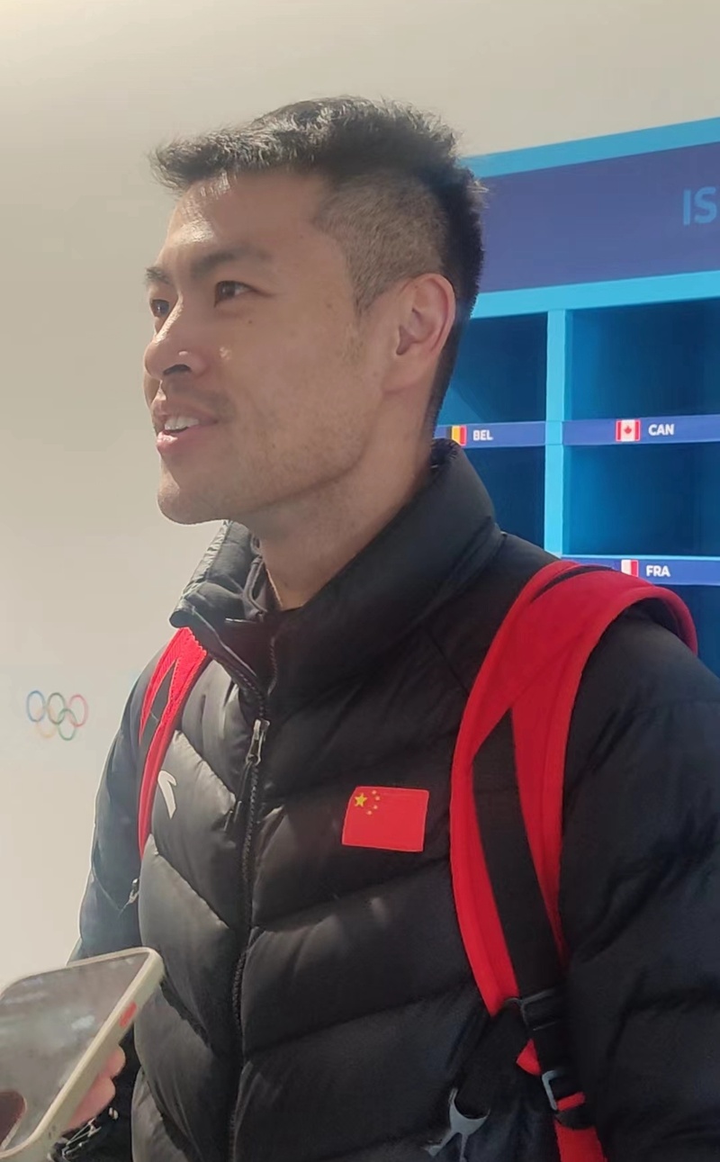 图为宁忠岩接受采访。刘星晨摄 图为宁忠岩接受采访。刘星晨摄