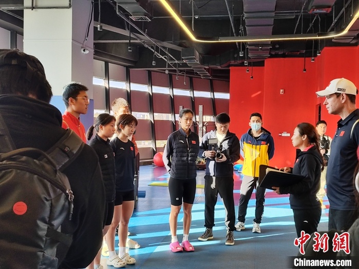 图为李琰在11月初速度滑冰媒体开放日上作动员。刘星晨 摄 图为李琰在11月初速度滑冰媒体开放日上作动员。刘星晨 摄