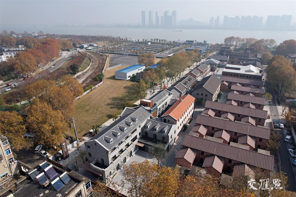 启动区改造和新建的建筑共有23栋，将传统工艺与新技术新材料相结合，通过隐蔽钢圈梁提高老建筑的结构稳定性，并采用标准修复砖粉、文保专用勾缝剂等新材料进行外墙面处理，让修复后的墙体安全坚固，同时还能保留厚重的历史感。