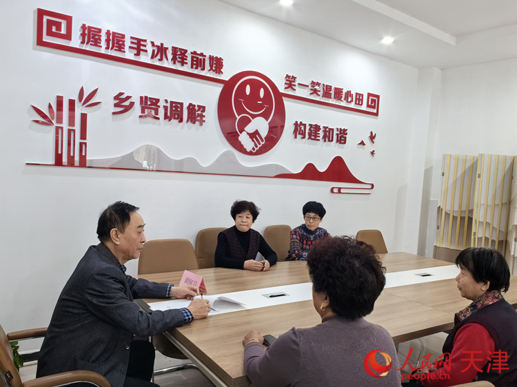 近日,沙乃臻成功调解一起家庭纠纷,双方满意而归。人民网记者 孙翼飞摄