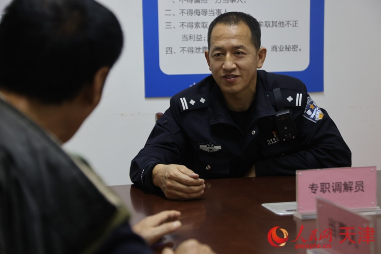 调解是周建军的一项重要工作。随着一起起棘手的矛盾纠纷被顺利解决,他也成为社区居民最信赖的“金牌调解员”。人民网记者 孙翼飞摄