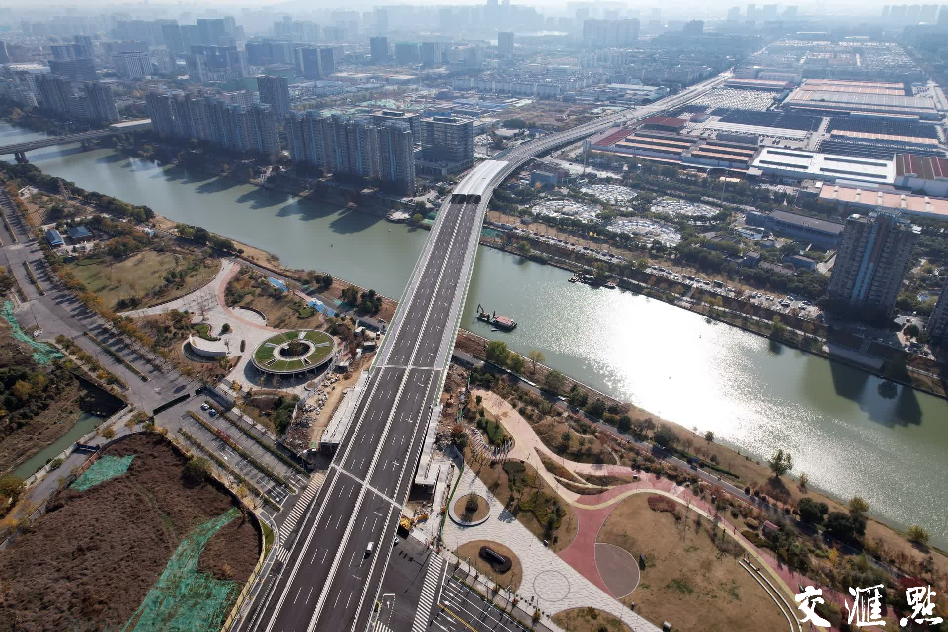 2023年12月1日，航拍正式通车的南京绿都大道，如一条长龙横跨南京南站地区。11月30日晚间8时，绿都大道正式通车，南京跨区断头路又消除一条。道路的通车，标志着南站地区“四纵”路网全面建成，在便捷市民出行的同时，为促进高铁枢纽经济区、南部新城与东山副城资源共享、协调发展，提供了交通支撑。
新华日报·交汇点记者 宋宁/摄