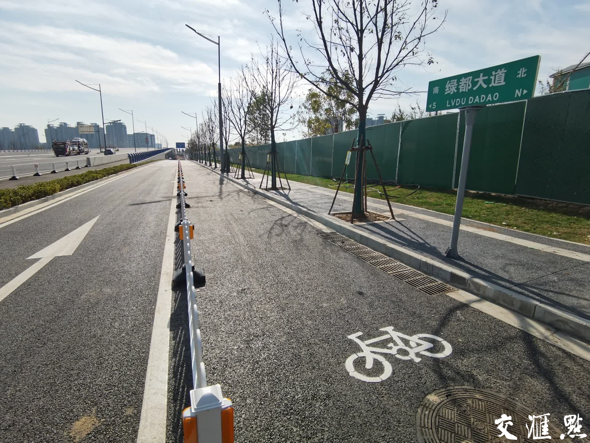 2023年12月1日，航拍正式通车的南京绿都大道，如一条长龙横跨南京南站地区。11月30日晚间8时，绿都大道正式通车，南京跨区断头路又消除一条。道路的通车，标志着南站地区“四纵”路网全面建成，在便捷市民出行的同时，为促进高铁枢纽经济区、南部新城与东山副城资源共享、协调发展，提供了交通支撑。
新华日报·交汇点记者 宋宁/摄