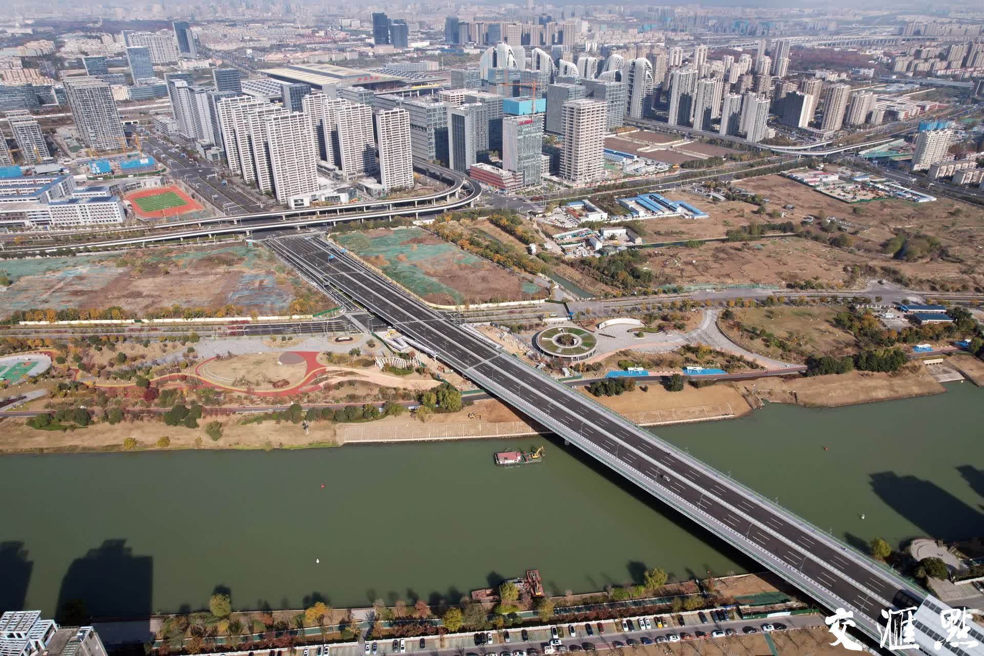 2023年12月1日，航拍正式通车的南京绿都大道，如一条长龙横跨南京南站地区。11月30日晚间8时，绿都大道正式通车，南京跨区断头路又消除一条。道路的通车，标志着南站地区“四纵”路网全面建成，在便捷市民出行的同时，为促进高铁枢纽经济区、南部新城与东山副城资源共享、协调发展，提供了交通支撑。
新华日报·交汇点记者 宋宁/摄