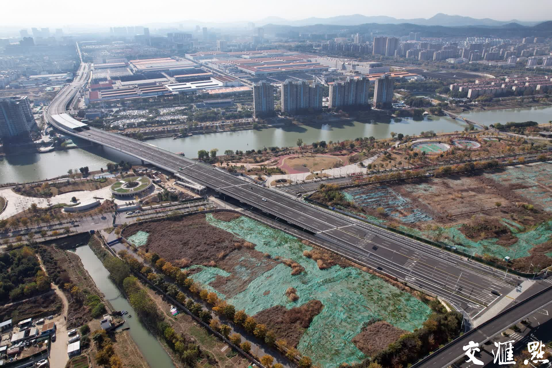 2023年12月1日，航拍正式通车的南京绿都大道，如一条长龙横跨南京南站地区。11月30日晚间8时，绿都大道正式通车，南京跨区断头路又消除一条。道路的通车，标志着南站地区“四纵”路网全面建成，在便捷市民出行的同时，为促进高铁枢纽经济区、南部新城与东山副城资源共享、协调发展，提供了交通支撑。
新华日报·交汇点记者 宋宁/摄