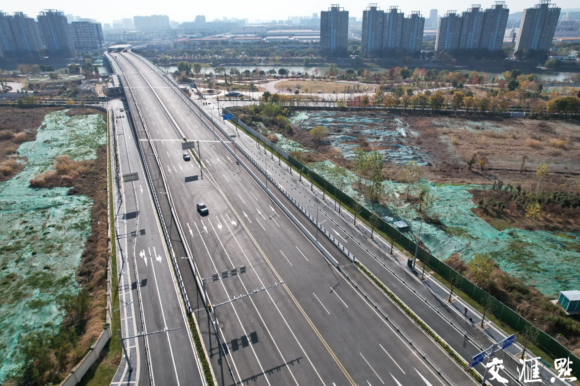 2023年12月1日，航拍正式通车的南京绿都大道，如一条长龙横跨南京南站地区。11月30日晚间8时，绿都大道正式通车，南京跨区断头路又消除一条。道路的通车，标志着南站地区“四纵”路网全面建成，在便捷市民出行的同时，为促进高铁枢纽经济区、南部新城与东山副城资源共享、协调发展，提供了交通支撑。
新华日报·交汇点记者 宋宁/摄