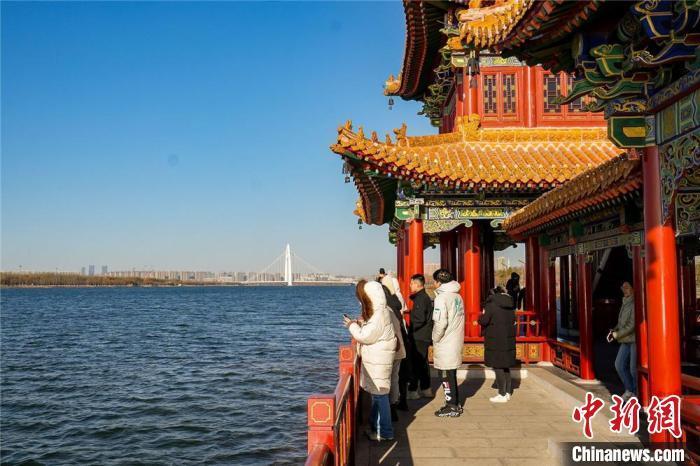 游客在汾河景区“汾河晚渡”景点观景。 武俊杰 摄 游客在汾河景区“汾河晚渡”景点观景。 武俊杰 摄