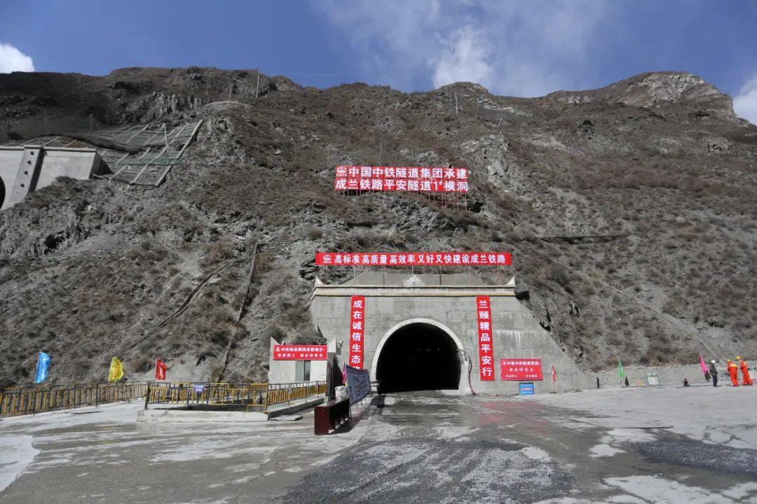 地质最为艰难的越岭隧道之一是我国当时在建铁路历时10年建设的跃龙