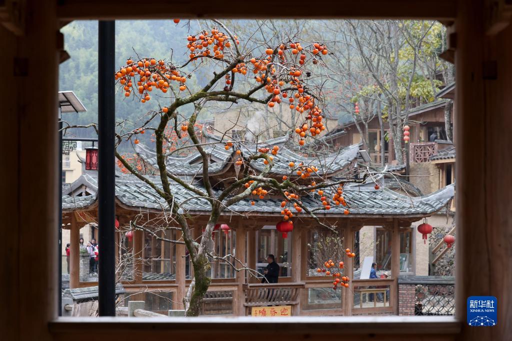 12月3日，游客在福建省宁德市屏南县熙岭乡墘头村游玩。