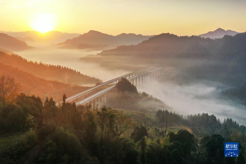 12月5日，湖南省龙山县红岩溪镇卜纳洞村晨雾缭绕（无人机照片）。