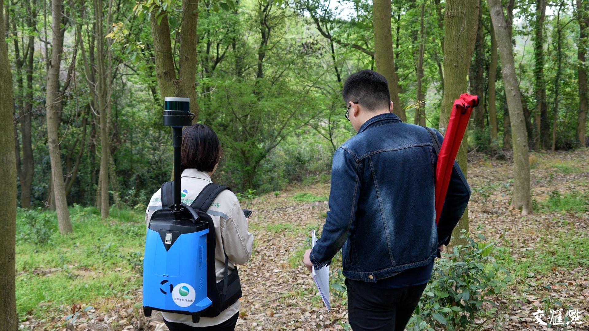 生态调查工程师使用背包激光雷达进行生态质量监测