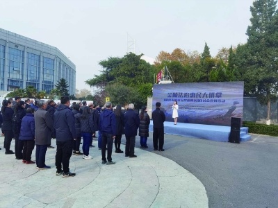 40余名市民伫立在侵华日军南京大屠杀死难同胞五台山丛葬地,认真聆听宣讲。 五台山社区供图