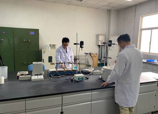 研发人员正在配置试验原料