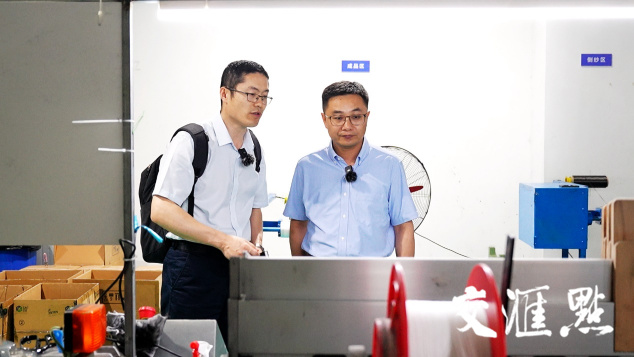 周佳锋(右)向记者介绍园区发展情况