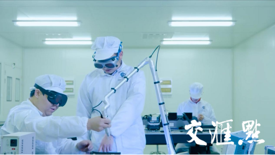 在宿迁激光产业园，激光装备企业的工作人员正在协同合作